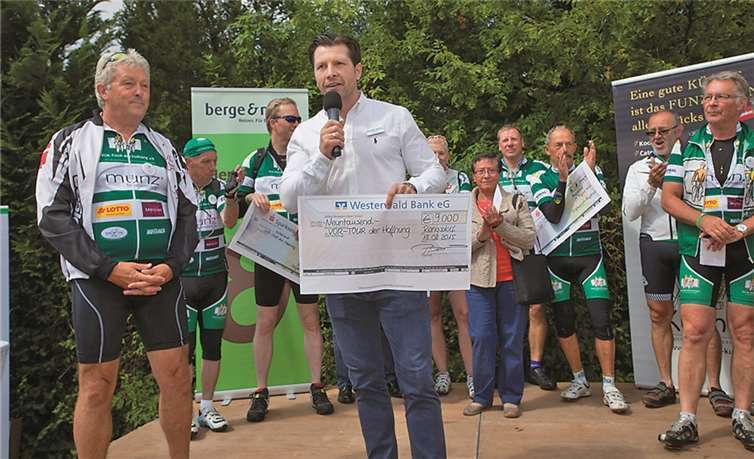 Patrick Doll übergab einen Scheck von 9.000 Euro.