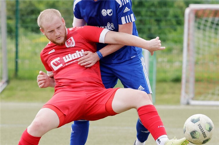 Patrick Donoghue im Kampf um den Ball 