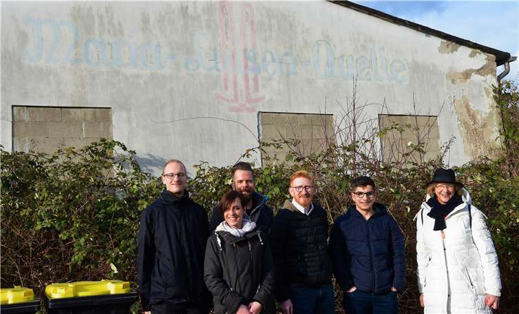 Patrick Georgi, Melanie Schmickler, Sebastian Schmickler, Heinz-Peter Hammer, Lukas Preussner, Andrea Georgi (v. l.)- die Ortsgruppe möchte dem Alten wieder Leben einhauchen.Foto: privat
