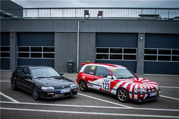 Patrick Gierlich (Rheinbach) mit seinem bekannten Nissan Sunny GTI, begleitet von Linda Breuer (Adenau), die ihren über 300 PS starken Honda CRX mitbrachte, sowie Ben Güldner (Rheinbach), der als Ersatzfahrer das Team komplettierte, reisten bereits am Vortag an um sich mit der für sie neuen Strecke vertraut zu machen. Foto: Ben Güldner