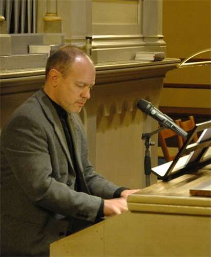 Patrick Gläser entlockt der Orgel neue Töne. privat
