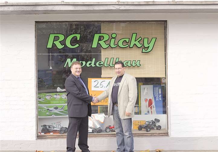 Patrick Glück (r.) begrüßt seinen Unternehmensberater Bodo Brachtendorf. privat