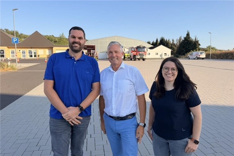 Patrick Häbel,  Klaus Lütkefedder und Jana Gräf  im Gespräch  am Feuerwehrgerätehaus der Stützpunktfeuerwehr Wallmerod,