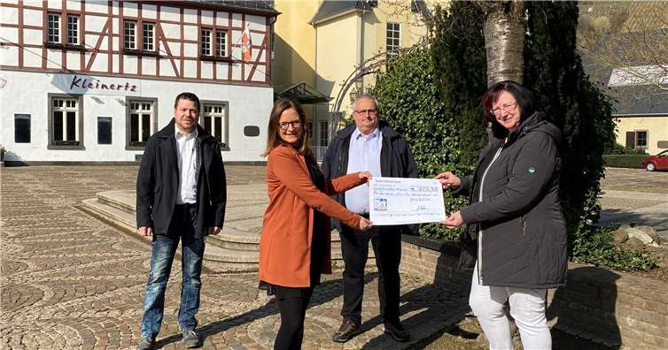 Patrick Hartwig, Marina Manten, Frank Rustenbach und Martina Krupp bei der Spendenübergabe. Foto: privat