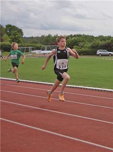 Patrick Heimerl mit kräftigem Schritt zum Sieg über 75 m.