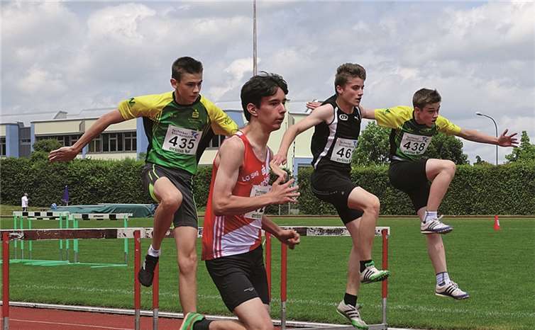 Patrick Heimerl (schwarzes Trikot) im Hürdensprint, der Disziplin, in der er das meiste Potential hat. privat