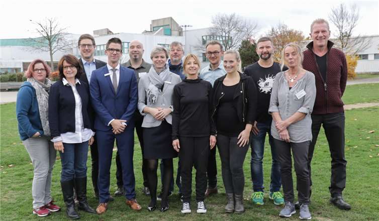 Patrick Hupperich und Sonja Schallenberg von der Kreissparkasse informierten sich über das geförderte Projekt zusammen mit Vertretern der Stadt und den Leitern der Campusschulen.CEW