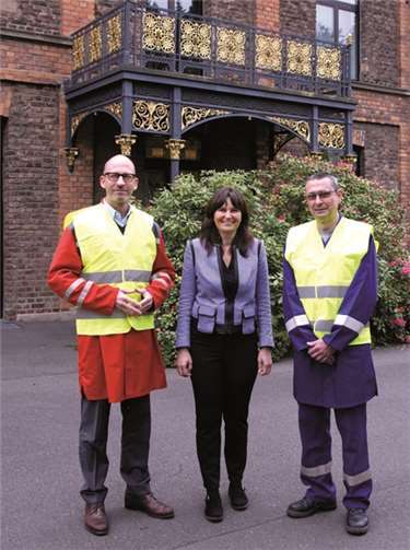 Patrick Kammerer (l.) und Gottfried Velten empfingen Mechthild Heil bei Apollinaris. privat