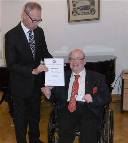 Patrick Kaußen empfing aus der Hand des Ortszirkelleiters Jörg Zimmermann die Urkunde und den Mitgliedsausweis des Magischen Zirkels von Deutschland. privat