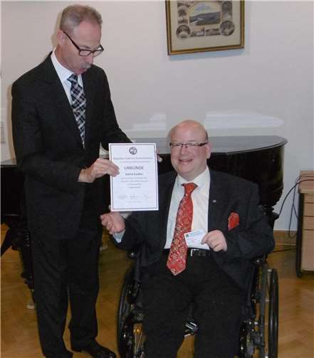 Patrick Kaußen empfing aus der Hand des Ortszirkelleiters Jörg Zimmermann die Urkunde und den Mitgliedsausweis des Magischen Zirkels von Deutschland. privat