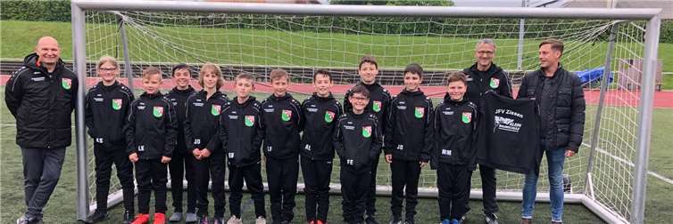 Patrick Klein überreichte den Akteuren und den beiden Trainern André Manderscheid und Gerd Klapperich die von der Baumschule Klein aus Glees gesponserten Anzüge.Foto: privat