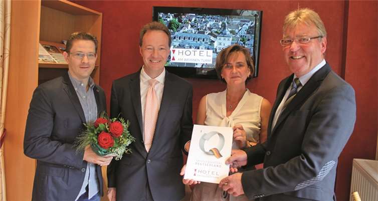 Patrick Küpper, Vorsitzender GrünCard, Gabriele Sanacore, Geschäftsführerin Hotel Am weißen Turm, Qualitätscoach Thomas Schoofs und Paul Nett, städtischer Koordinator Qualitätsstadt Bad Neuenahr-Ahrweiler bei der Übergabe des Qualitätssiegels.RERE