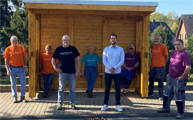 Patrick Ley, Kommunales Partnermanagement bei innogy Westenergie (4. v. r.) und die Mitglieder des Seniorenbeirates nahmen gemeinsam die Buswartehalle in Betrieb. Foto: innogy Westenergie