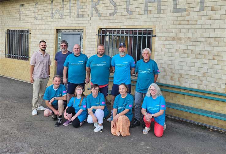 Patrick Ley, Westenergie-Kommunalmanager (links), und Vereinsmitglieder des FC Wierschem freuen sich über die Dachsanierung des Vereinshauses in Wierschem.  Foto: Klaus Müller