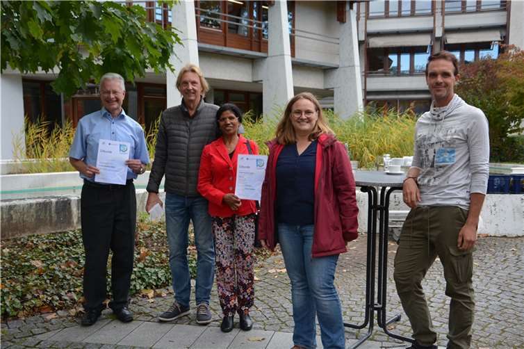 Patrick Marner (re., über 1000 km, Einzelwertung Silber) und Martin und Chinnamma Winkler ( 970 km, Teamwertung Bronze) freuten sich über die Glückwünsche von Landrat Frank Puchtler und der Klimaschutzmanagerin Jasmin Lemler. Foto: Kreisverwaltung.