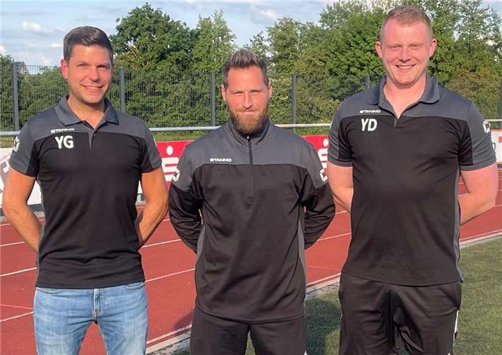 Patrick Melcher (Mitte) mit den beiden sportlichen Leitern Yannik Durben (links) und Yannick Grahl (rechts).  Foto: privat