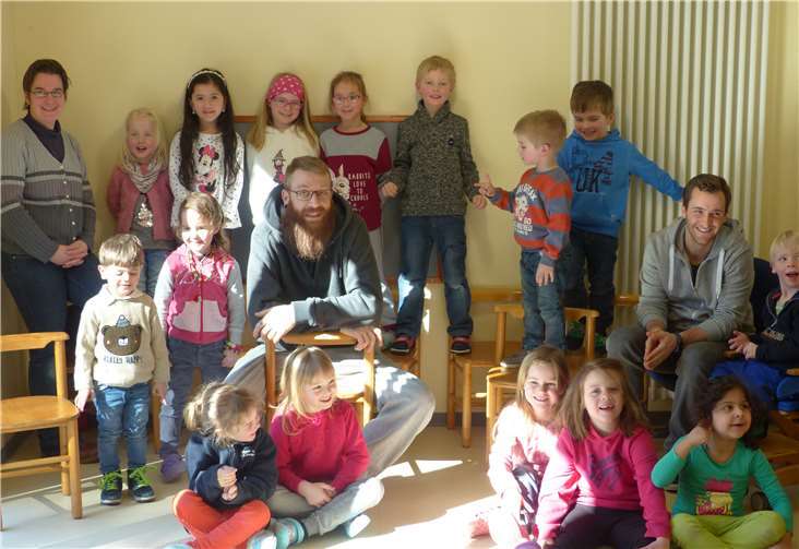 Patrick Meyer erzählte den Kindern viel Interessantes zu den einzelnen Tieren.privat