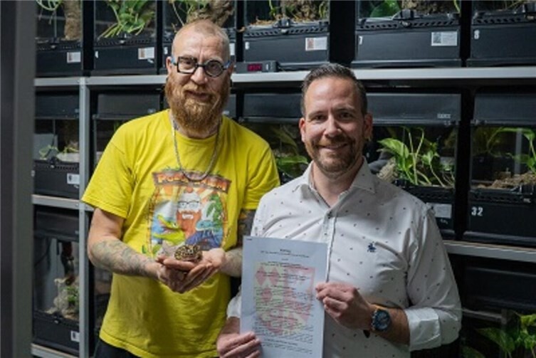 Patrick Meyer (li.) und Bürgermeister Timo Kanzinger (re.) vereinbaren Kooperation