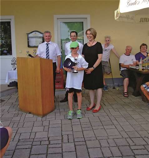 Patrick Ritzdorf nimmt seinen Pokal entgegen. Im Hintergrund Josef Gerneth, Platzbetreiber, Ralph Tittes, Vizepräsident des SGC Paulushofen und Tanja Schorer-Dremel, stellvertretende Landrätin des Kreises Eichstätt.