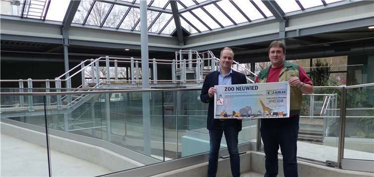 Patrick Schlüter (li.) übergab den Scheck für Zoobetrieb und Hallenbau an Mirko Thiel.privat