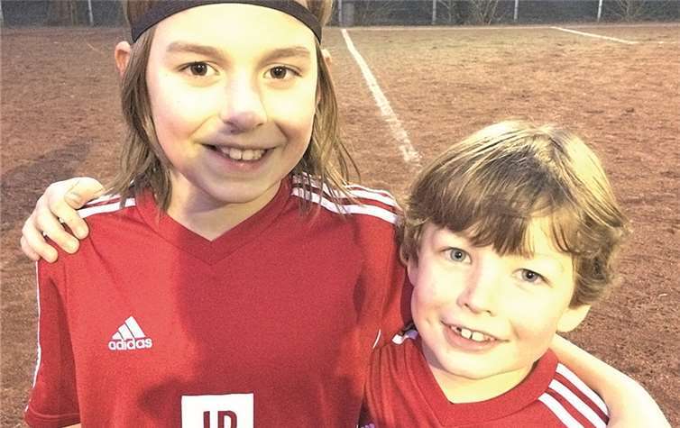 Patrick Sebastian (rechts) und Kjell Antwerpen erwartungsfroh kurz nach der Halbzeitpause. privat