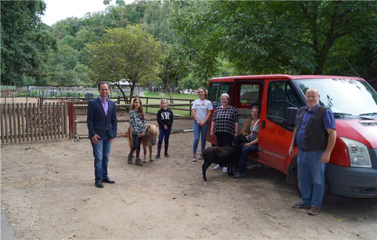 Patrick Simons (l.) und Josef Merkelbach (r.) von der Engler Transfer GmbH gemeinsam mit Vereinsmitgliedern bei der Autoübergabe.Foto: privat