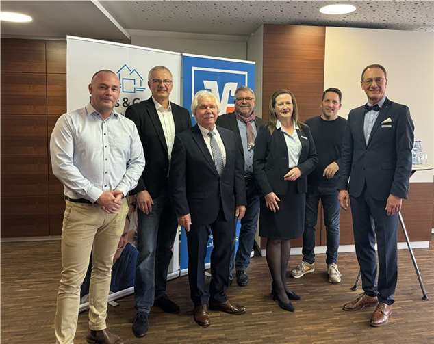 Patrik Brings, RA Lothar Breitenbach, 1. Vorsitzender Rudi Keßler, Klaus Egenolf, Eva Marciejewski (Volksbank), Johannes Schladt, Günter Groß (Volksbank) (v.l.)  Foto: Günter Groß
