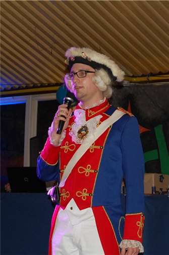 Bunte Uniformen und kölsche Melodien Patrik Neusser von der Bad Breisiger KG betätigte sich als „Maitre de Plaisier“ und organisierte fröhliche Spiele.