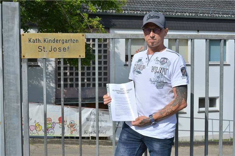 Eltern kämpfen mit Petition um Erhalt von Kita-Standort Patrik Thönnes, der 1. Vorsitzende des Elternausschusses der Kita St. Josef am Taubenberg mit einem der Flugblätter, die für den Erhalt des Standortes werben. Fotos: CF