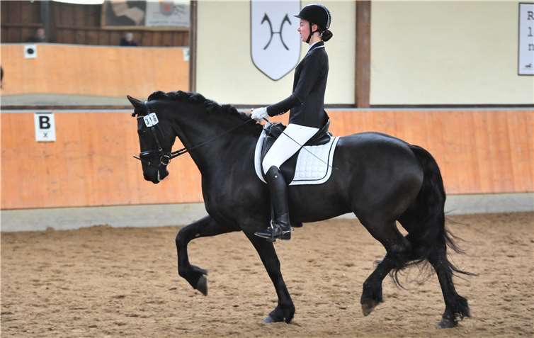 Carmen Boldt holt den Titel Patrizia Schäfer auf Floris.