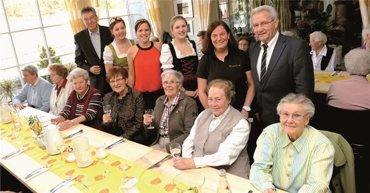 Patronatsfest in Walporzheim: Weinkönigin Viktoria Kugel (2. v. l.) und Ahrweinkönigin Jennifer Kugel mit ihren Prinzessinnen, Chronist Werner Schüller und Bürgerkönig Edgar Flohe (r.) begehen das Fest mit den Senioren. FIX