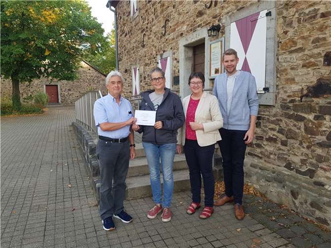 Paul Adams, Arletta Kösling, Gisela Hein und Tobias Leuning bei der Spendenübergabe.  Foto: privat