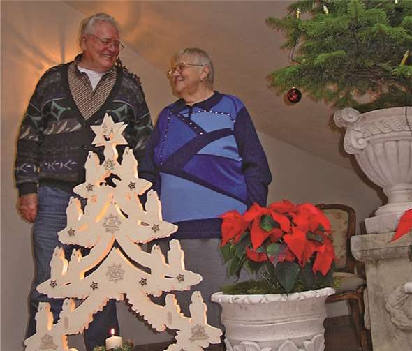 Paul Adenau überreichte den Senioren einen hübschen Adventsschmuck.Privat