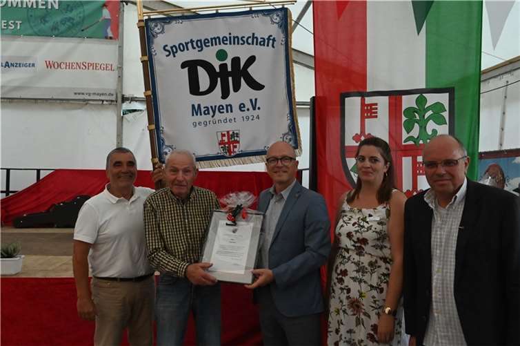 Paul Bell aus Kirchwald (Zweiter von links) wurde von Oberbürgermeister Dirk Meid (rechts daneben) als Persönlichkeit des Sports ausgezeichnet.