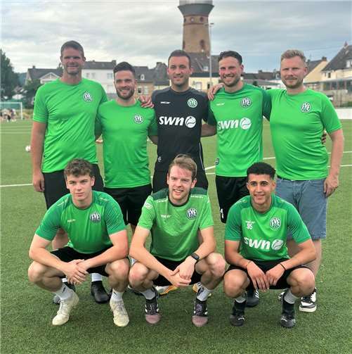 Paul Bermel (knieend von links), Nils Wambach und Ayman Ed-Daoudi verstärken den FV Engers. Darüber freuen sich (stehend von links) Torwarttrainer Daniel Drebus, Co-Trainer Martin Weber, Teammanager Alexandar Naric, Trainer Julian Feit und Mannschaftsarzt Michael Rettler.Foto: FV Engers / Ulf Steffenfauseweh