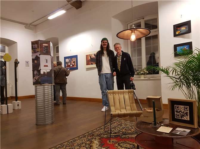 Paul Busch stellt seine Werke aus Flutmaterial und kinetische Skulpturen aus, Hermann-Josef Schuhen seine etwas andere Fotoshow „Eindeutig/zweideutig“.  Foto: Rita Schuhen