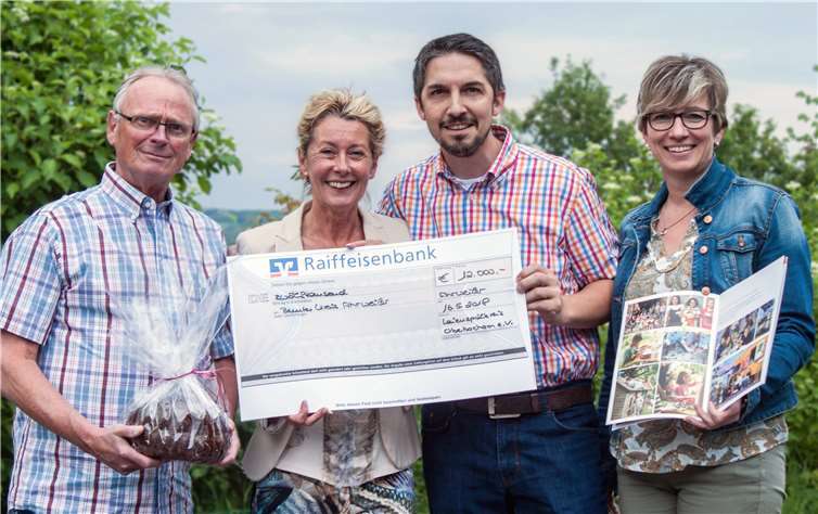 Paul Caspari, Jochen Schmitz und Anja Goertz vom Laienspielkreis Oberbachem überreichten eine Spende von 12.000 Euro an die Vorsitzende des „Bunten Kreises Rheinland“, Inka Orth (2.v.li.). Foto: JOST