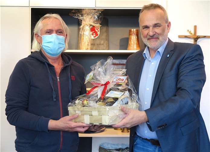 Paul Fuchs (l.) - über 40 Jahre im Dienst der Gemeinde Wachtberg, davon 33 Jahre als Hausmeister im Rathaus. Bürgermeister Jörg Schmidt fiel es schwer, den „guten Geist“ des Rathauses gehen zu lassen.