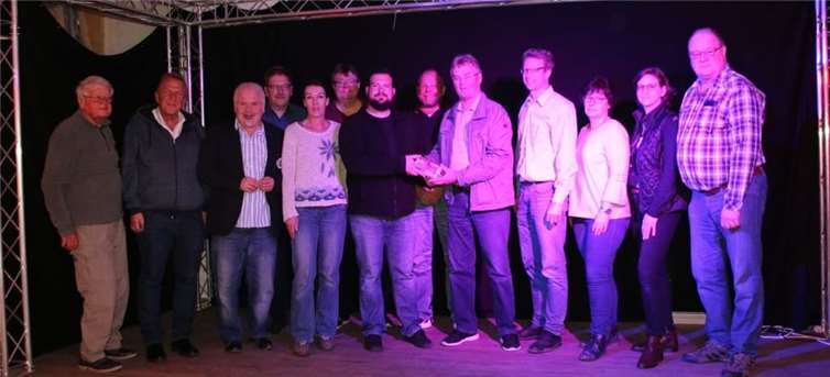 Paul Ganzer (5.v.r.), TV Engers, erhält vom SPD-Vorstand die Spendendose überreicht. Foto: Ferhat Cato