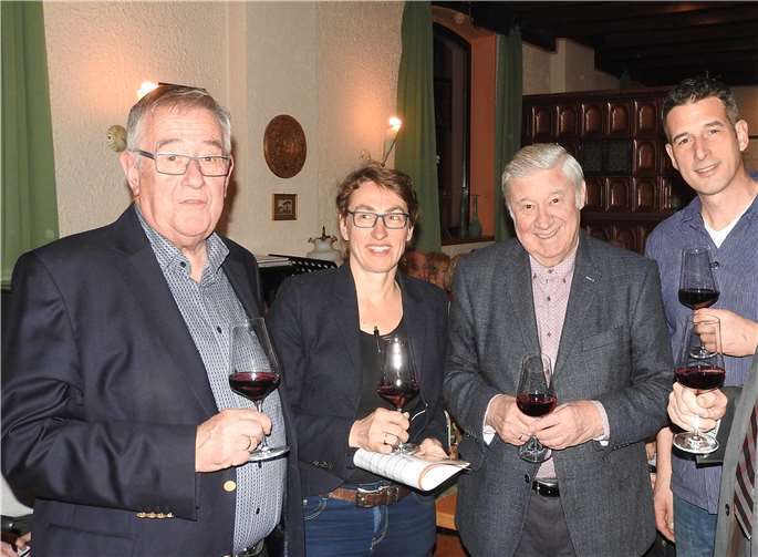 Paul Gieler (v. l.) , Astrid Rickert, Dr. Gerd Kreuter und Marc Linden erinnerten an Norbert Görres. Foto: Ahrwein e. V.