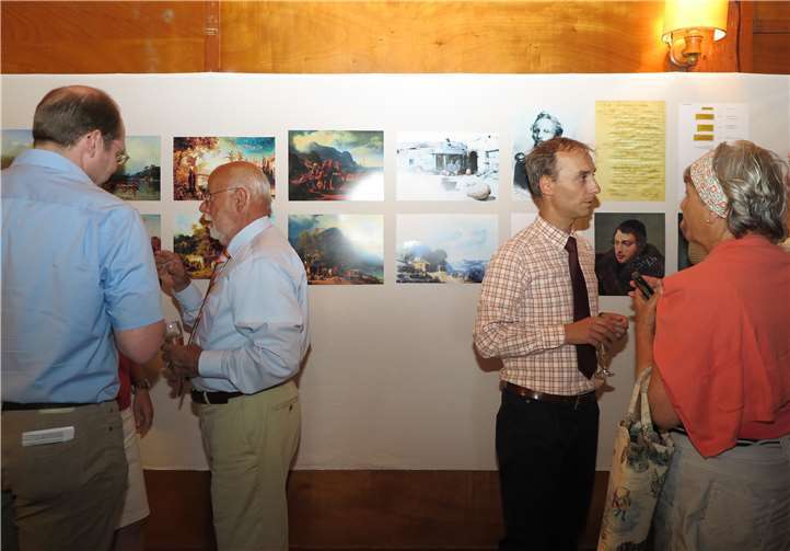 Paul Giersberg (l.) und Kacha Ebralidze (r.) im Gespräch mit Gästen der Ausstellung.  Gemeinde Wachtberg/mm