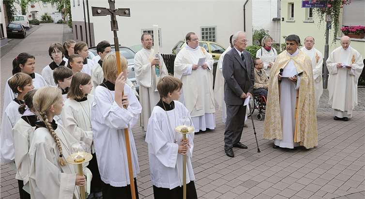 Paul Gilles liest die Gründungsurkunde vor.