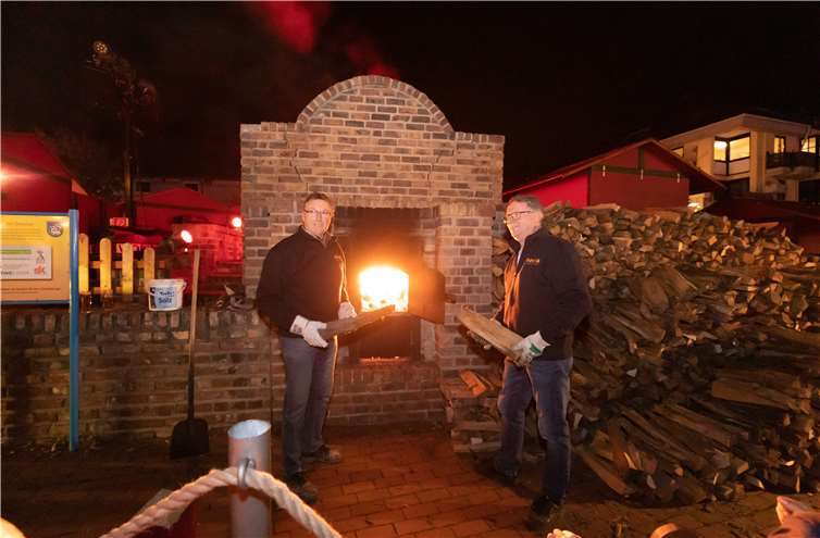 Paul Günther (li.) und Josef Ohrem vom Brennteam sorgten am Donnerstagabend für Wärme im Kasseler Langofen.
