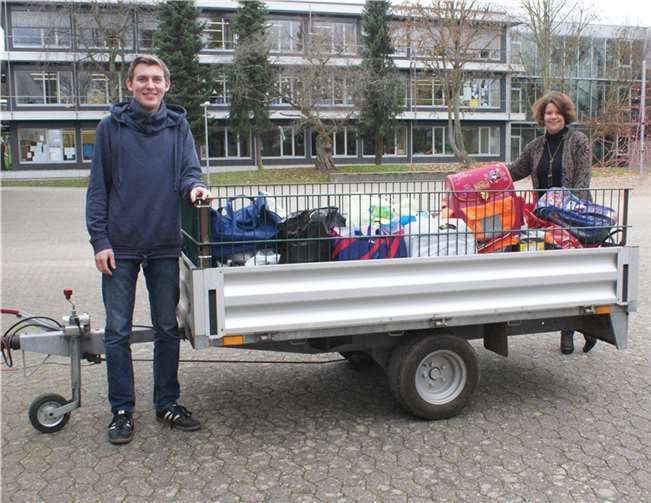 Paul Hiller von der Schülervertretung des RGS und Antje Hinrichs, zweite Stellvertreterin des Schulleiters, mit den Sachspenden.RGS