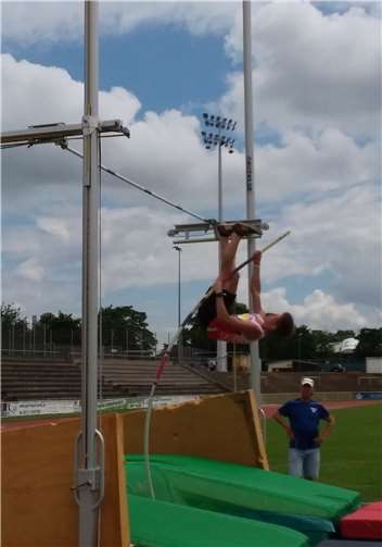 Paul Jakobi beim Stabhochsprung.Foto: privat
