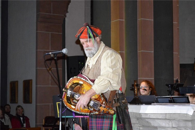 Paul Kelly spielte instrumental auf dem irischen Dudelsack.  Fotos: AB