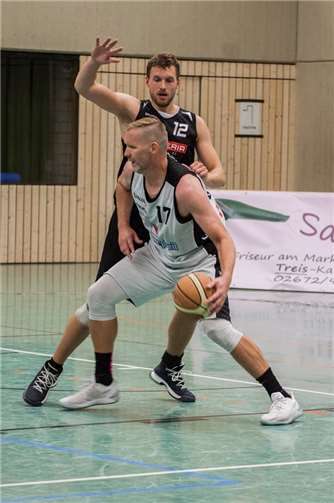 Paul Klär, hier bei einem Oberligaspiel aus der letzten Saison, ist der Kopf des TuS Treis-Karden, erfolgreicher Trainer in der Landesliga und Top-Scorer beim A-Klassenteam. Am Wochenende konnte Klär gleich zweimal feiern. TH