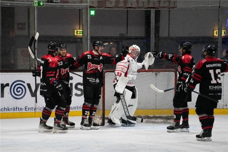 Rockets dominieren: hochverdienter und souveräner Heimsieg gegen Neuss  Paul König (21) bejubelt seinen Treffer. Dylan Florit steuerte den Assist bei und zeigt auf König.