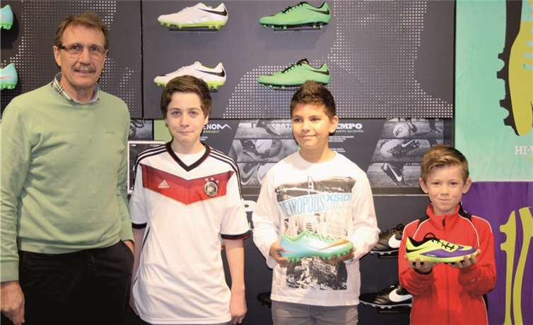 Paul Krumholz (links) bei der Übergabe der nachträglichen Weihnachtsgeschenke an die glücklichen Gewinner der von Intersport Krumholz bereits zum zweiten Mal durchgeführten „Aktion Weihnachtswunsch“. privat