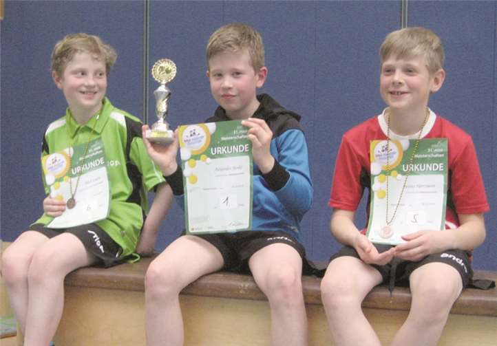 Paul Laars freut sich mit Alexander Janke und Justus Hartmann über deren Qualifikation zum Verbandsfinale. privat